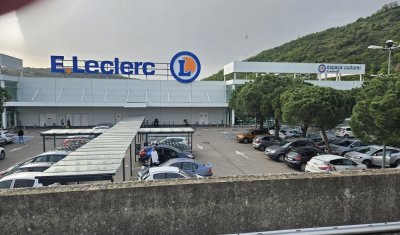 Entretien et nettoyage des sols d'un hypermarché LECLERC à Vienne