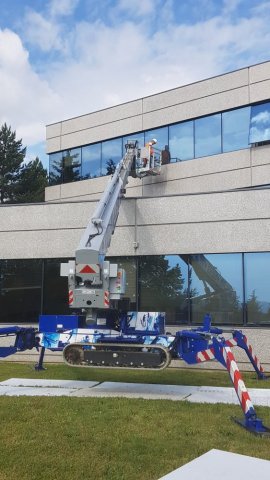 Nettoyage et lavage complet de vitres en hauteur avec nacelle sur immeuble de bureaux de plusieurs étages à L'Isle-d'Abeau