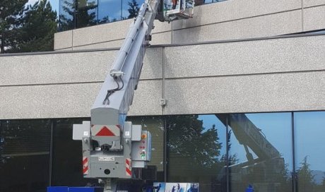 Nettoyage et lavage complet de vitres en hauteur avec nacelle sur immeuble de bureaux de plusieurs étages à L'Isle-d'Abeau