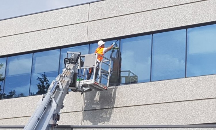 Nettoyage et lavage complet de vitres en hauteur avec nacelle sur immeuble de bureaux de plusieurs étages à L'Isle-d'Abeau